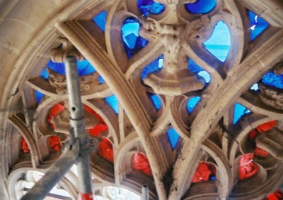 Brou - Bourg-en-Bresse - Restauration avec doublage des verres et comblement lacunaire lors de la découvertes des angelots du 16 ème siècle dans le tympan des baies de la porte occidentale