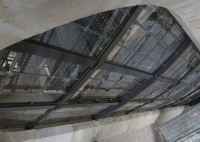 Velars-Sur-Ouche - Notre-Dame de l'étang - Création géométrique - solin de mastique des vitraux posé et bavette d'évacuation des eaux intermédiaires