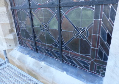 Vitry-sur-Seine - Eglise St-Germain - Restauration des vitraux - détail vitraux posé evc bavette d'évacuation des eaux de condensation simple